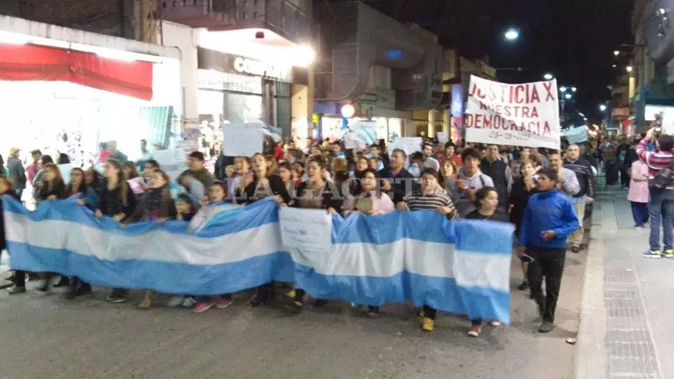 MOVILIZACIÓN EN CONCEPCIÓN. Cientos de personas salieron a las calles para manifestar su malestar. LA GACETA / FOTO DE RODOLfO CANSE VÍA MÓVIL