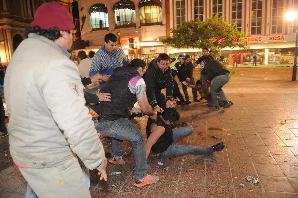 DE LA PLAZA AL DESTACAMENTO. Efectivos de civil de la Policía atrapan a un par de manifestantes, que luego fueron ingresados a la sede del Ejecutivo. la gaceta / foto de héctor peralta