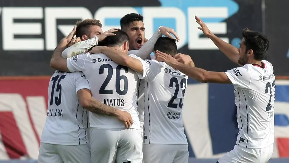 LOS DOS FRENTES. Bauza tiene a su equipo en la cima del torneo de Primera y quiere meterlo entre los ocho mejores de la Copa. ARCHIVO