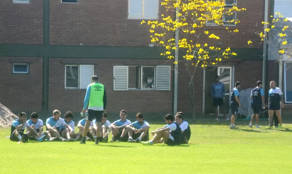 ATENTOS. Azconzábal charló largo y tendido con los “decanos” que fueron titulares en la victoria del lunes sobre Chacarita, en Buenos Aires. El técnico no quiere que sus jugadores se relajen en esta recta final. la gaceta / foto de Antonio Ferroni