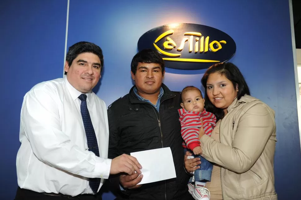 GANADOR. Ezequiel Luna posa al momento de recibir el premio. LA GACETA / Foto de Raúl de la Colina