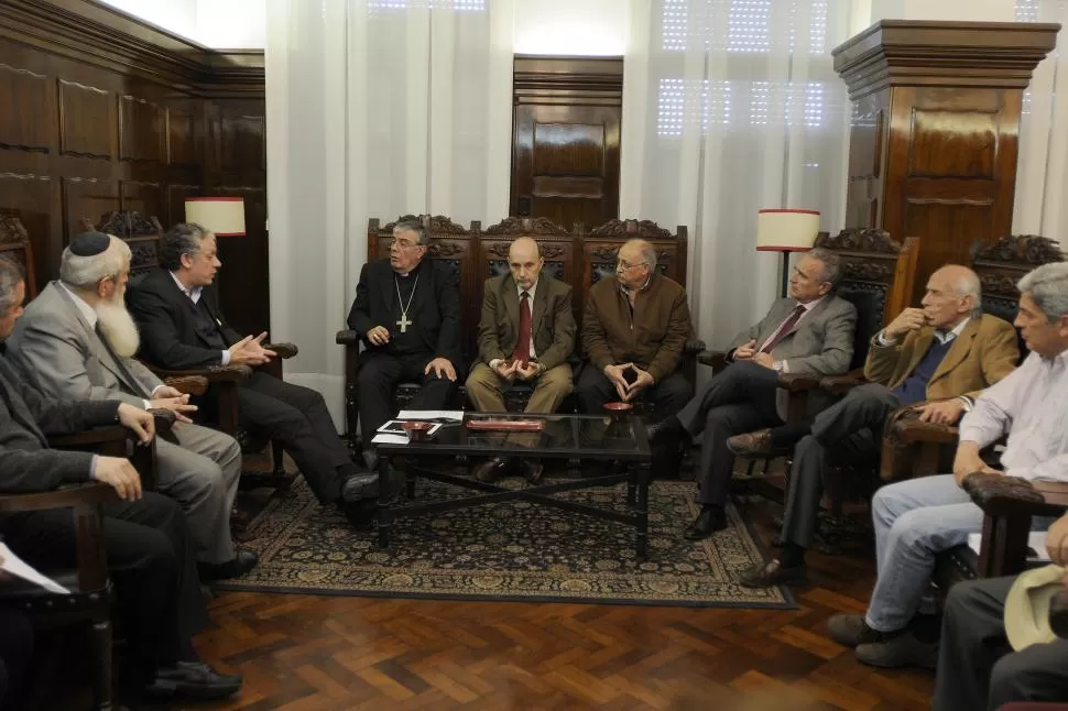 EN LA GACETA. Monseñor Alfredo Zecca encabeza la presentación del documento referido a la crisis social generada. la gaceta / foto de  analía jaramillo