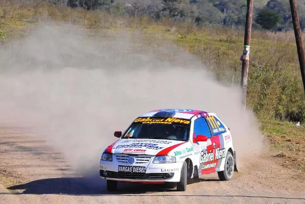 CRUZADO, El taficeño Gabriel Nieva maneja un VW Gol que perteneció a “Freddy” Sánchez y que cuenta con preparación general de “Betito” Caram. foto de josé maría cabrera 