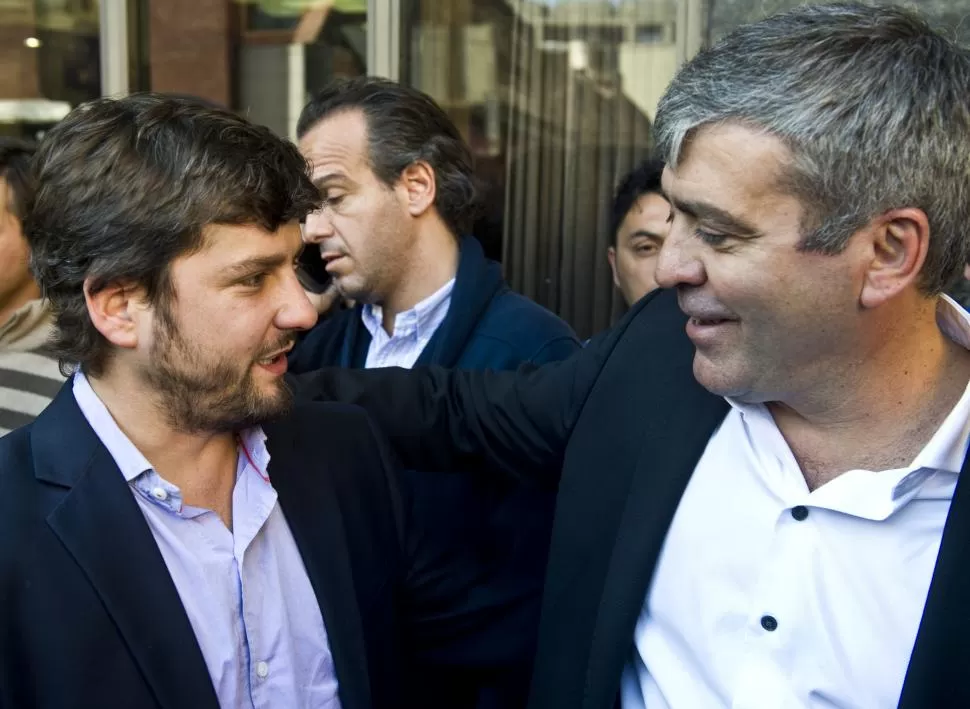 SALUDO AL GANADOR. En la puerta, Cano saludó a Mariano Campero, el radical electo intendente de Yerba Buena.  la gaceta / FOTO DE JORGE OLMOS SGROSSO