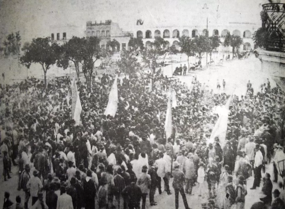 SIGLO XIX. La esquina noreste de plaza Independencia (San Martín y Laprida actual) durante la revolución del 12 de junio de 1887, cuando partidarios de Miguel Juarez Celman, al mando de LÍdoro J. Quinteros, derrocaron al gobernador Juan Posse, tras atacar con armas el cabildo (hoy Casa de Gobierno). LA GACETA / ARCHIVO