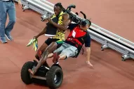 Un camarógrafo atropelló a Usain Bolt en la vuelta triunfal