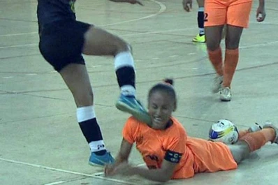 Patada criminal contra una crack del futsal