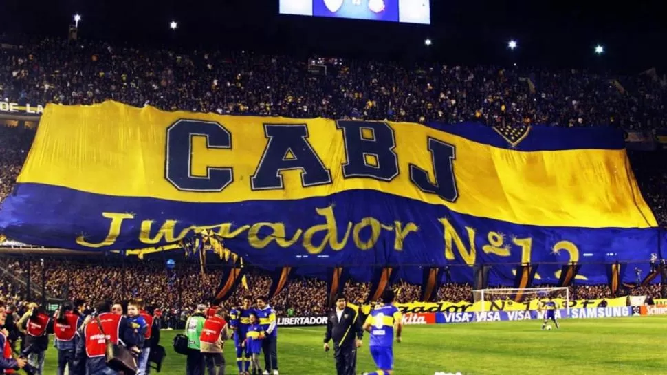 LA BOMBONERA NO TIEMBLA, LATE. Ver un partido en la cancha de Boca es una experiencia inolvidable. La película captura esos momentos. 