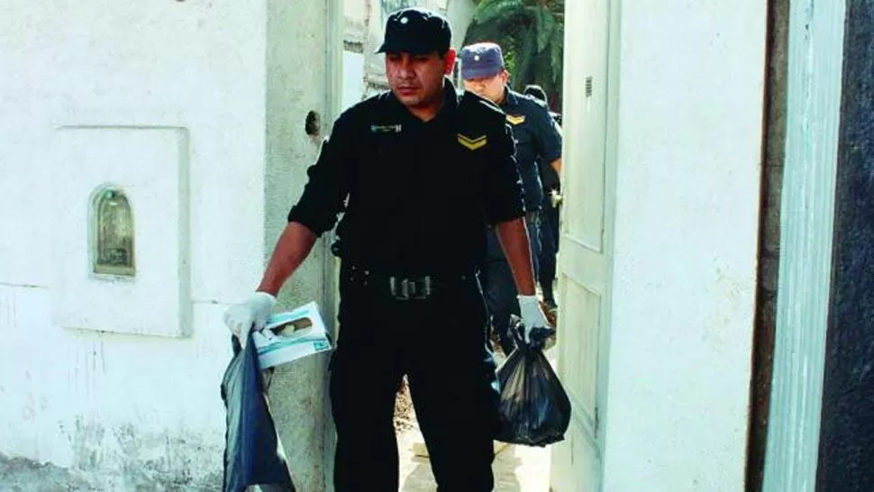 INCÓGNITA. Los huesos fueron llevados a la morgue judicial, mientras sigue la investigación. FOTO DE NUEVODIARIOWEB.COM.AR