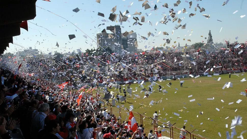 POR LA PRIMERA. Santos y Negros intentarán salir del fondo de la tabla de posiciones. ARCHIVO LA GACETA