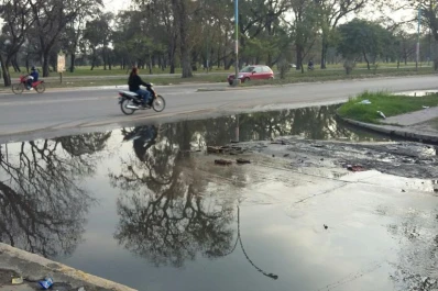 Una laguna de aguas servidas provoca accidentes de tránsito