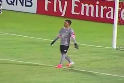 Por algo es arquero: quiso despejar con la cabeza, falló y le metieron el gol