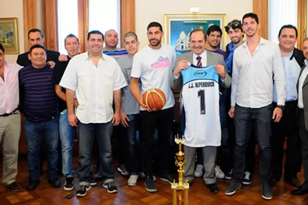 Alperovich recibió al seleccionado de básquet, campeón del Argentino