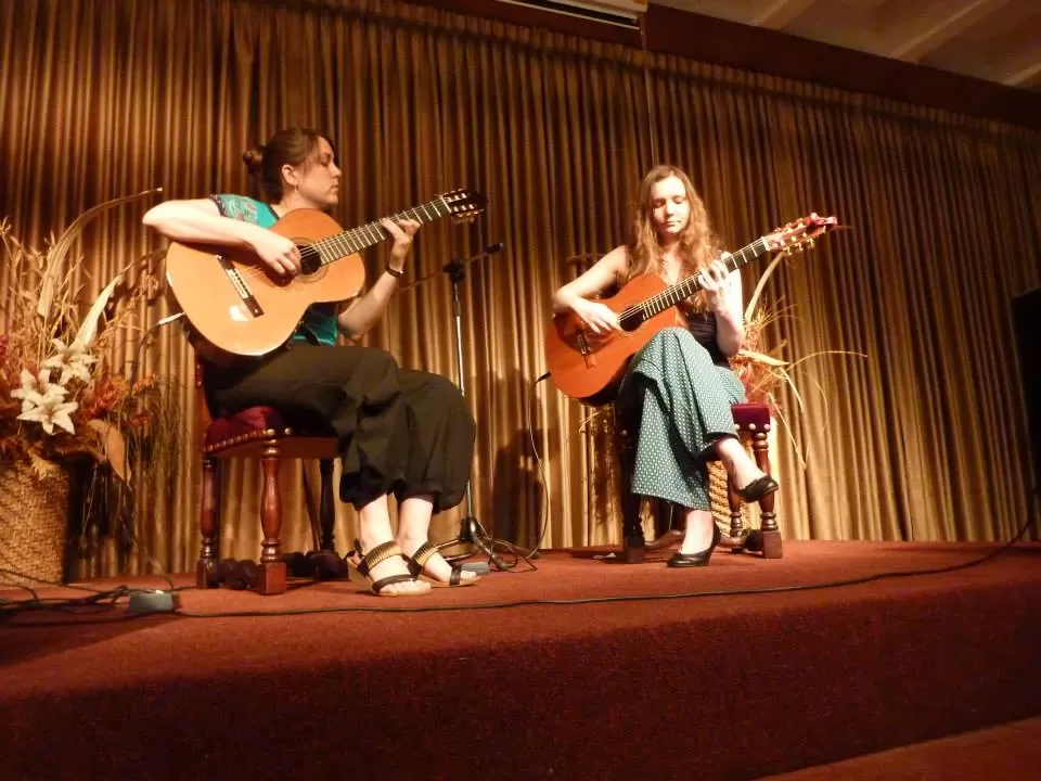 GUITARRAS. Las jóvenes presentarán los temas de su disco “Septiembre”. facebook / duo f´l