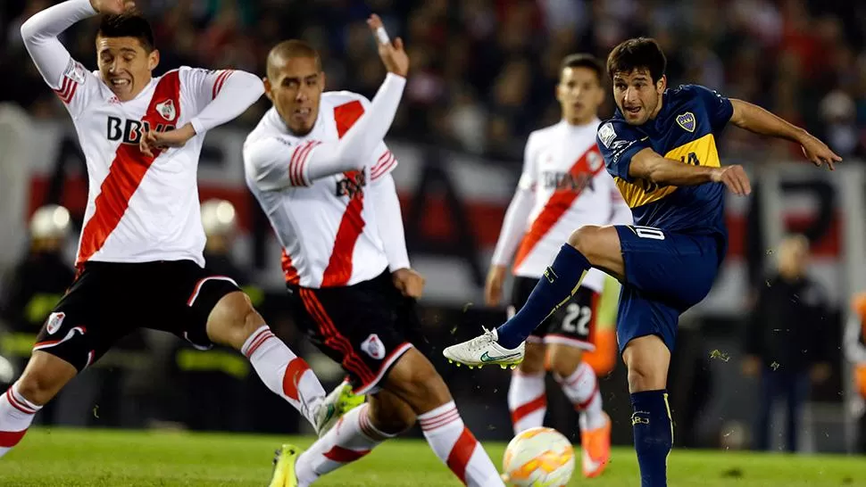 CAMBIO TÁCTICO. Con el ingreso de Nicolás Lodeiro, Carlos Tevez irá de punta acompañando a Calleri.
FOTO DE ARCHIVO