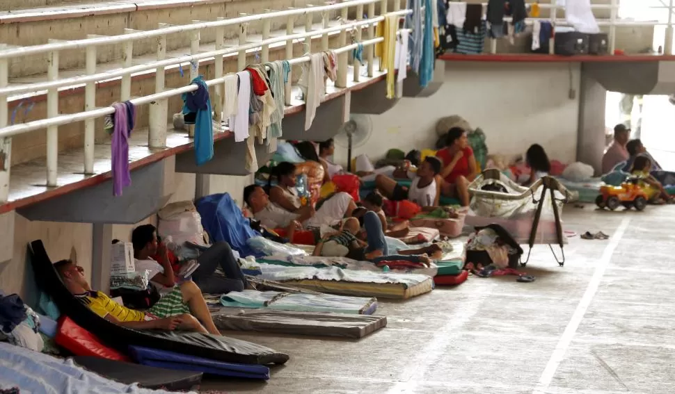 DESCANSO. Colombianos deportados por Venezuela fueron recibidos en un complejo deportivo de Cúcuta. reuters