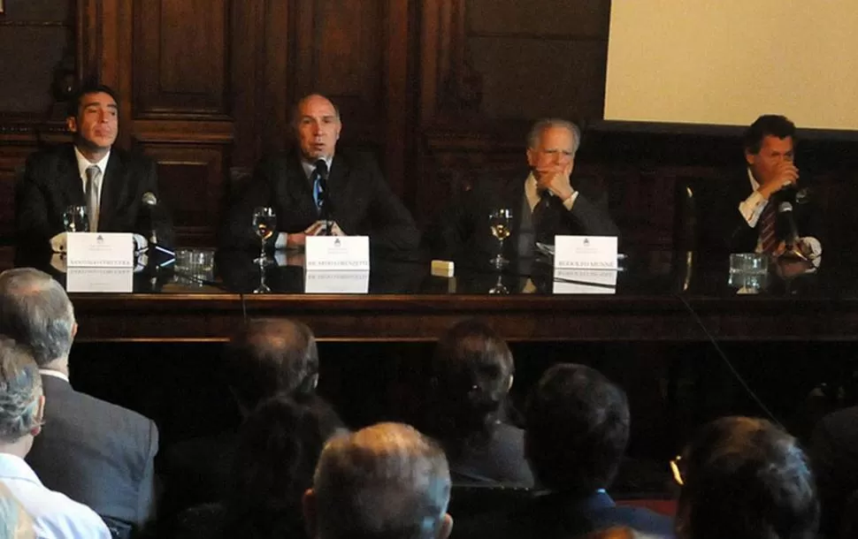 CUMBRE DE MAGISTRADOS. El presidente de la Corte Suprema de la Nación, Ricardo Lorenzetti (segundo desde la izquierda), habla durante la audiencia con los camaristas Santiago Corcuera, Rodolfo Munné y Alberto Dalla Vía. foto de lanacion.com