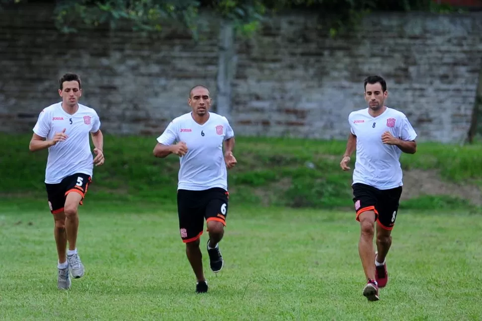 CONFIANZA CIEGA. Diego Bucci -derecha- que aparece junto a Matías Villavicencio y Lucas Bossio, recuperará su lugar en la formación titular de los “santos”, que esta noche juegan contra Chaco For Ever. la gaceta / foto de Diego Aráoz