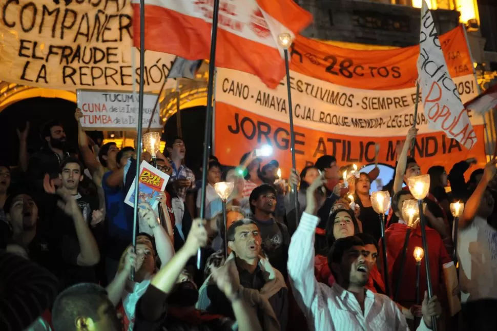 VELAS Y CANTOS EN LA PLAZA INDEPENDENCIA. Los indignados volvieron a protestar frente a la Casa de Gobierno. Hubo quejas contra el proceso electoral y contra el Gobierno provincial. Esta vez no hubo incidentes ni represión. la gaceta / fotos de ine´s quinteros orio - diego aráoz