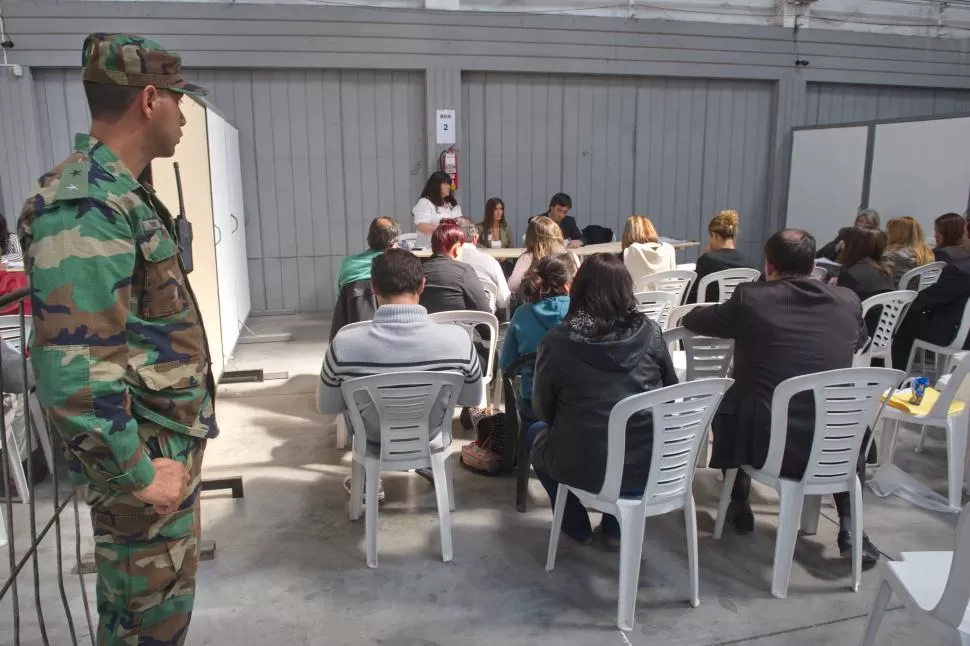 UNO DE LOS 10 BOXES. Un gendarme observa uno de los espacios donde apoderados y autoridades cuentan votos. credito