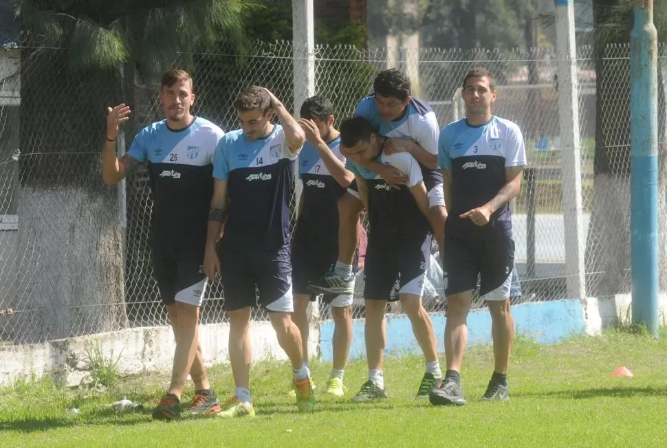 BUEN ÁNIMO. De izquierda a derecha, Sbuttoni, Molina, Cáceres, Leandro González, “Pulguita” Rodríguez (trepado) y Bruno Bianchi caminan durante el entrenamiento en el complejo Ojo de Agua.  la gaceta / foto de antonio ferroni