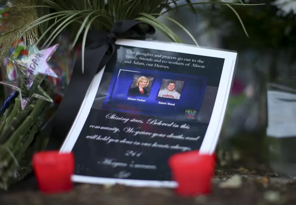 FLORES Y VELAS. En la vereda del canal, recuerdan a Parker y Ward. reuters