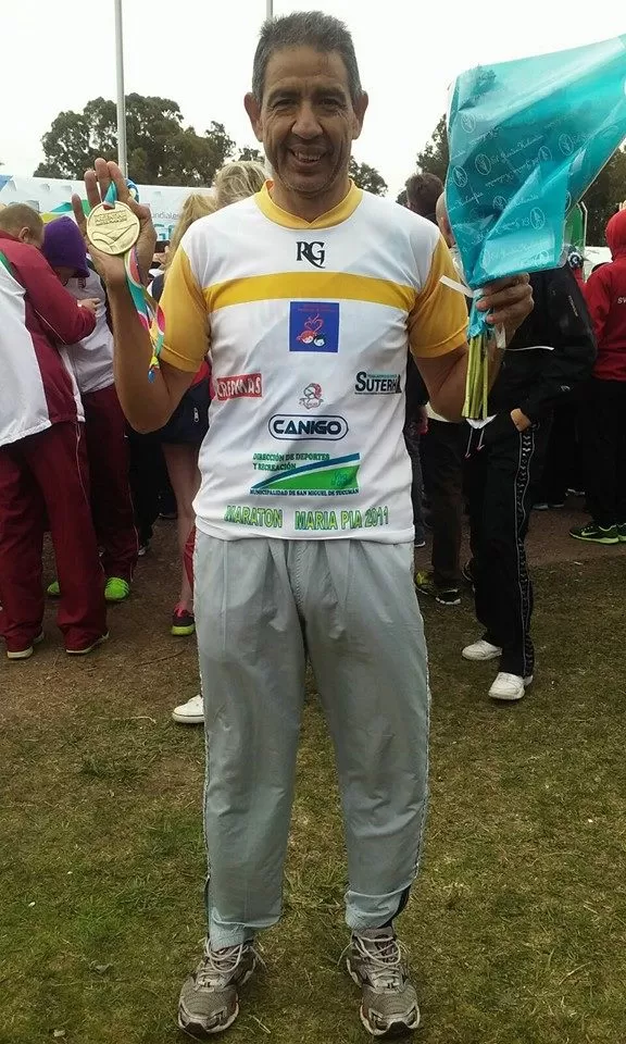 SONRISA DORADA. Juárez posa con su presea tras la ceremonia de premiación. foto del facebook de Milton da Rocha