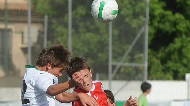 ATENCION. Expertos advierten que el fútbol se ha vuelto un deporte mucho más físico en los últimos años.  abc.es