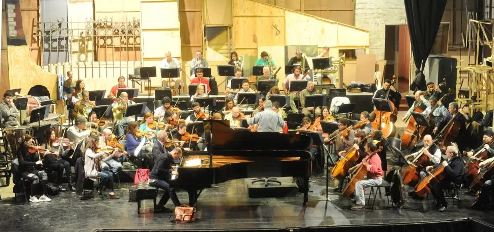 ENSAYO. El maestro Saúl arbitra la partitura que escribió Rachmaninov en 1901, con Göerner en primer plano. LA GACETA  / Foto de Antonio Ferroni.