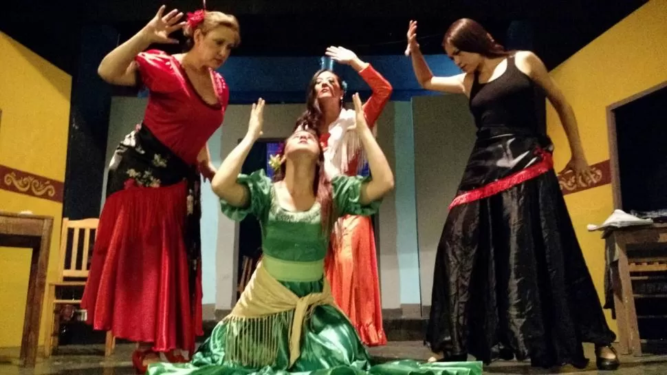 ESPÍRITU ESPAÑOL. Las actrices, en el ensayo de “La zapatera prodigiosa”. 