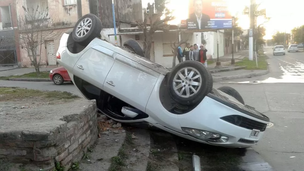 SOBRE LA VEREDA. No están claros los motivos por los que el conductor perdió el control del vehículo. FOTO ENVIADA AL WHATSAPP 381 6311897