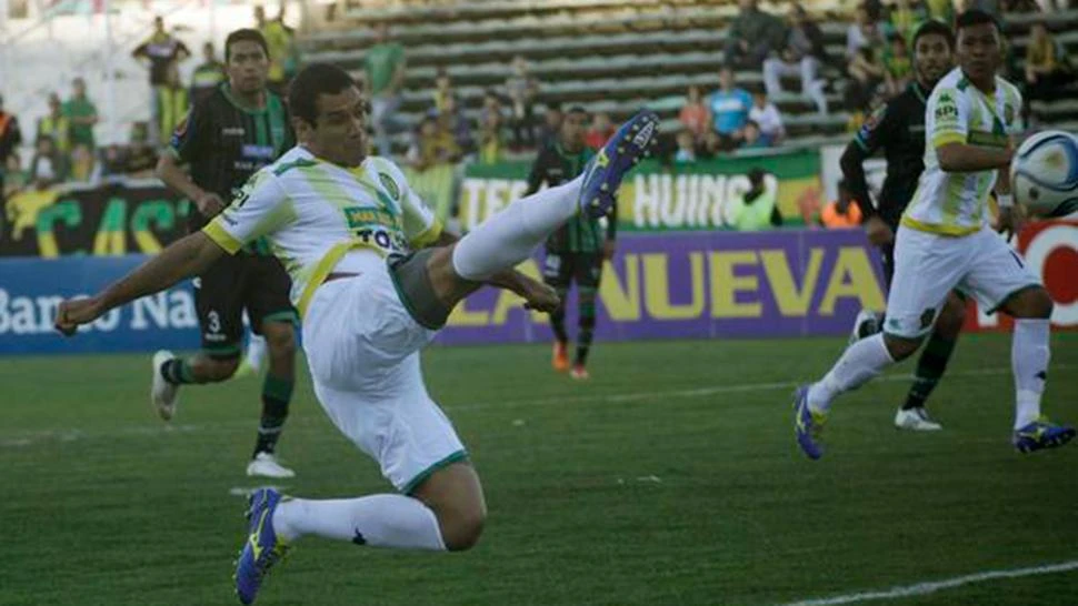 ADENTRO. Sand fue clave para el triunfo de Aldosivi sobre San Martín de San Juan. (TYCSPORTS)