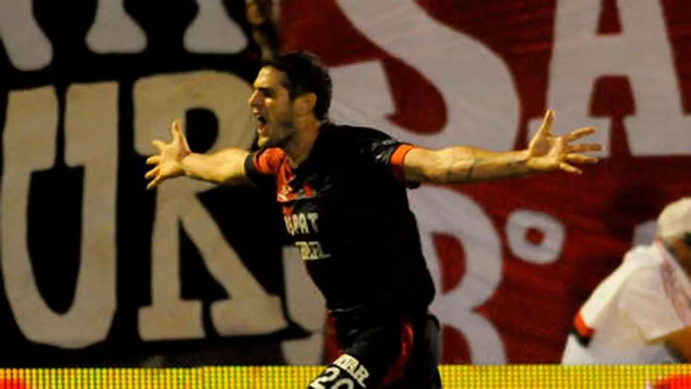 SE SACÓ LA MUFA. Vegetti anotó el único gol del partido ante Newell's. (OLÉ.COM)