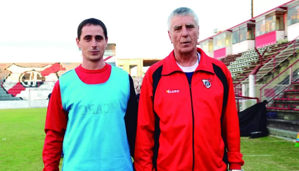 EL LEGADO. Martín Zuccarelli es quien acompaña a Humberto, su padre en la conducción técnica de Guaraní Antonio Franco. Es su mano derecha y ayudante de campo. foto del diario “El territorio” de misiones