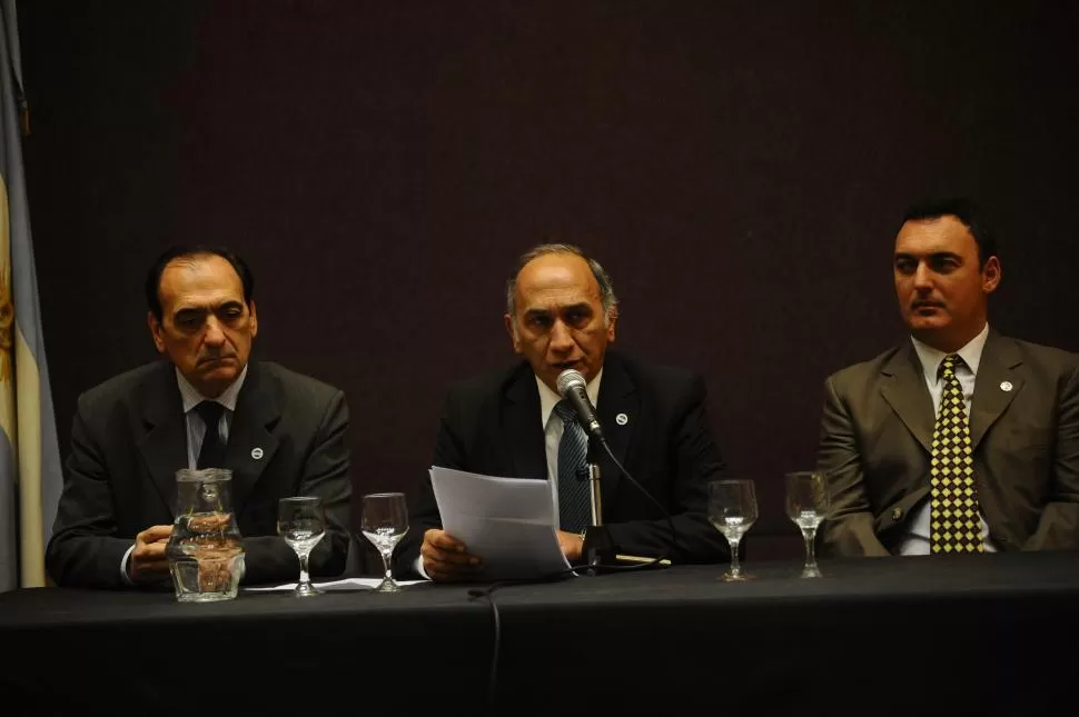 EN EL ACTO INSTITUCIONAL. Francisco García Posse (centro) lee el discurso flanqueado por el vicepresidente Juan Musi (izq.) y el prosecretario Rodolfo Gilli. la gaceta / foto de osvaldo ripoll