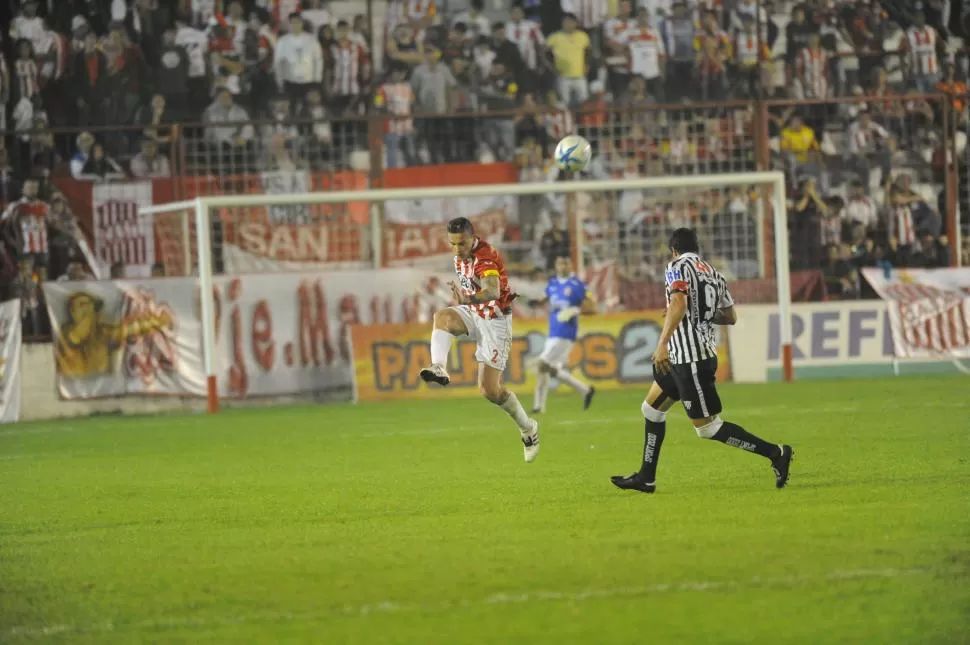 BIEN LEJOS. Albornoz Voss no anduvo con vueltas, cuando tuvo que “reventar” el balón lo hizo. Como en la imagen, que el central es asediado por Aldo Visconti. la gaceta / foto de héctor peralta