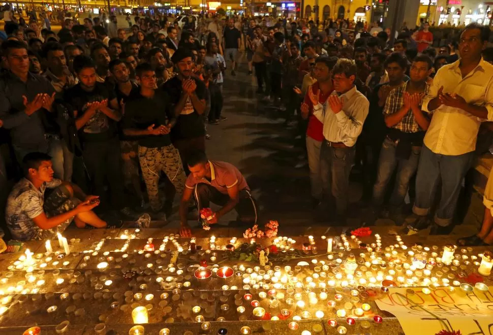 EN MEMORIA. En la estación de trenes de Budapest, cientos de húngaros encendieron velas en recuerdo de los 71 refugiados encontrados sin vida. reuters