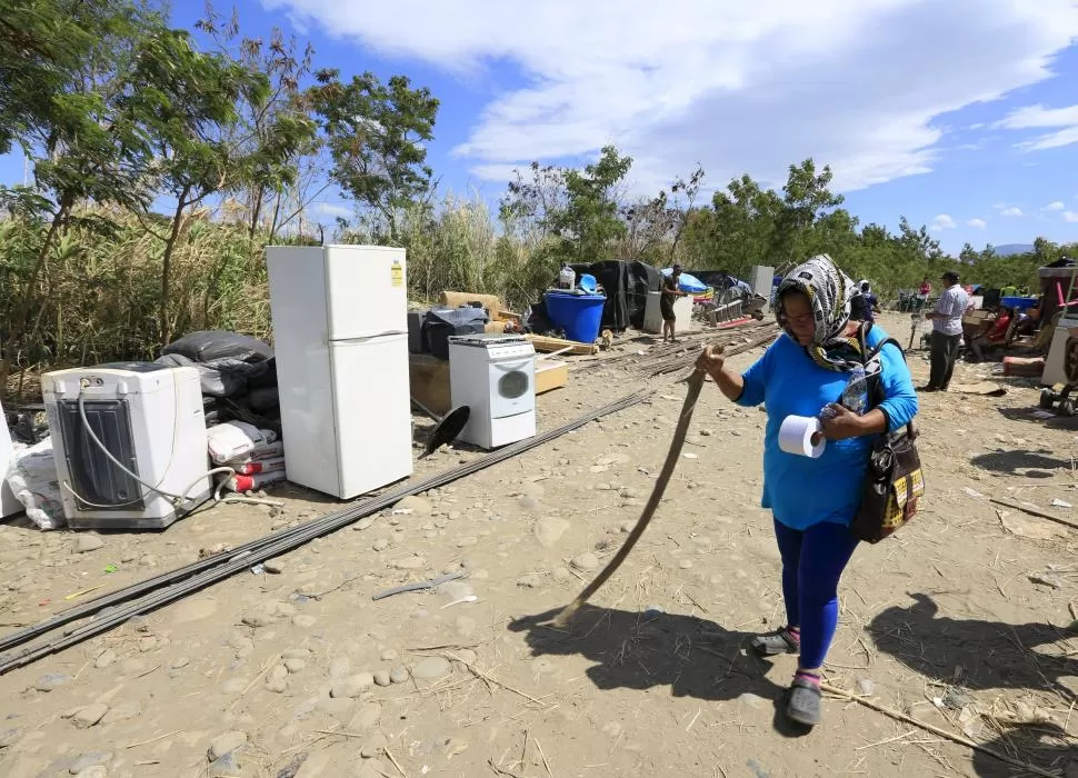 ABANDONO. Los colombianos que fueron obligados a salir de Venezuela dejan en el camino gran cantidad de electrodomésticos y otros enceres. reuters