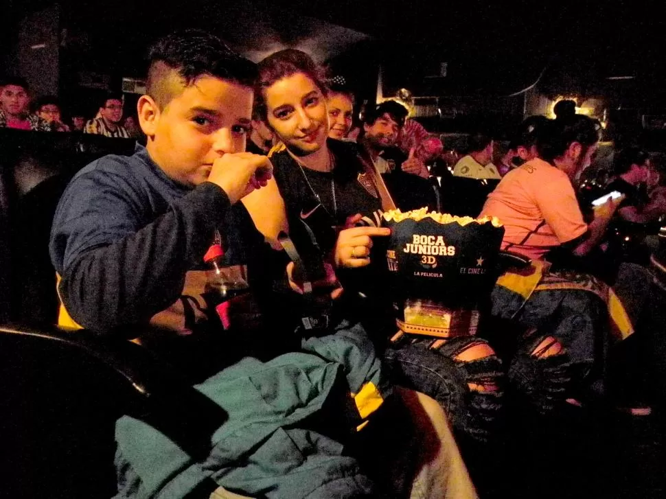 HASTA EL POCHOCLO ES DE BOCA. La película, por supuesto, es un gran negocio.  