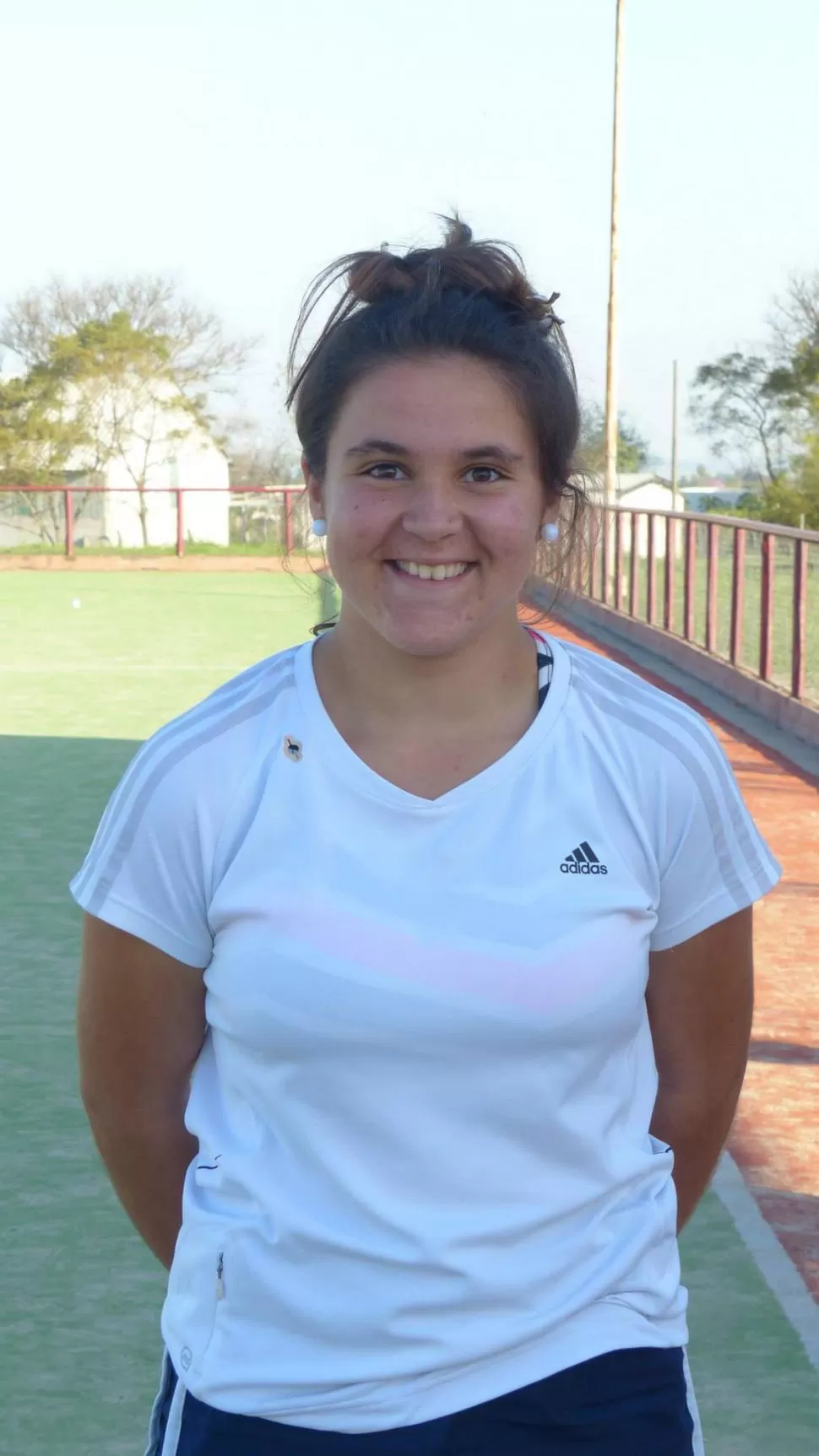 ESTÁ FELIZ. Lucía Desjardins, jugadora “santa” de las “naranjitas A. foto de NUESTRO HOCKEY 