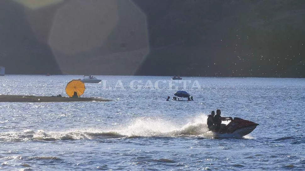 AL AIRE LIBRE. El dique El Cadillal será el cobijo de muchos tucumanos que buscarán apaciguar el calor. ARCHIVO LA GACETA / ANALIA JARAMILLO