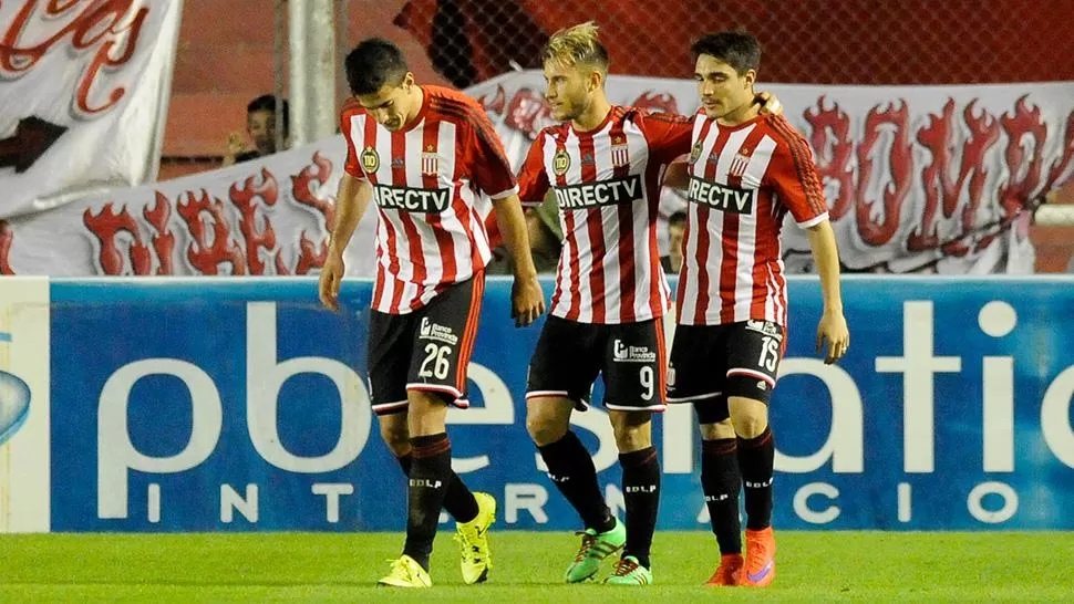 DEFINIÓ CON CLASE. Gastón Fernández la picó en el penal y festeja junto a Mendoza y a Carutti.
FOTO DE DYN