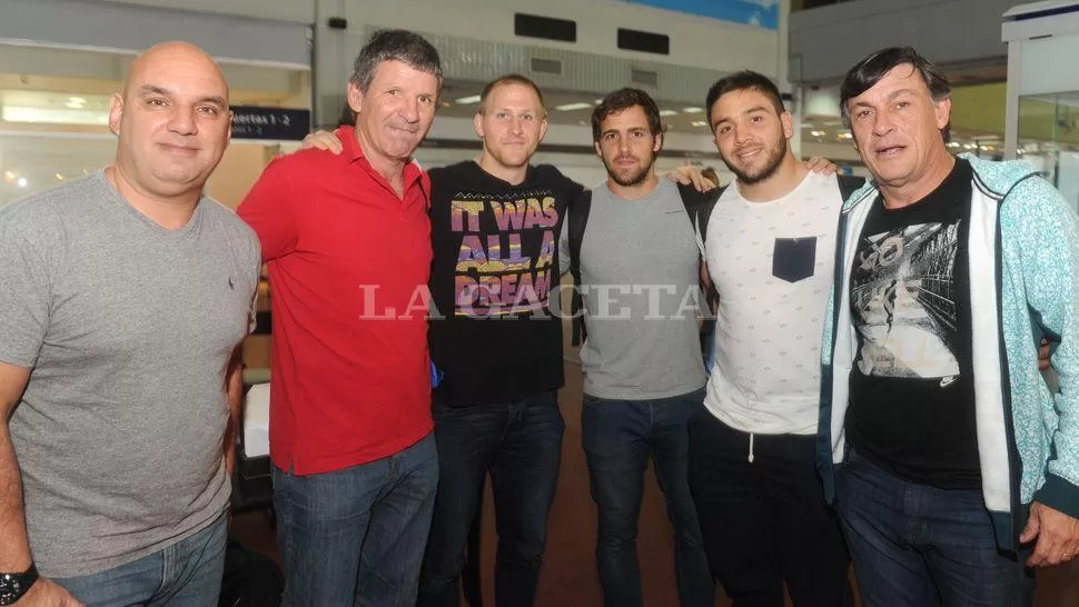 EN PATOTA. Daniel Pérez, José Santamarina, Keir Wenham-Flatt, Nicolás Sánchez, Lucas Noguera Paz y Daniel Hourcade, minutos antes de volar a Buenos Aires. LA GACETA / ANTONIO FERRONI