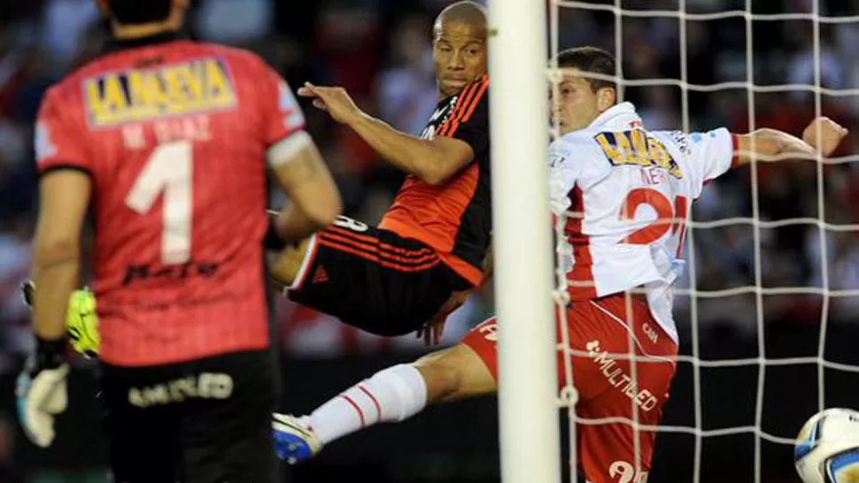 CON TODO. River y Huracán lucharon en el Monumental. (INFOBAE)