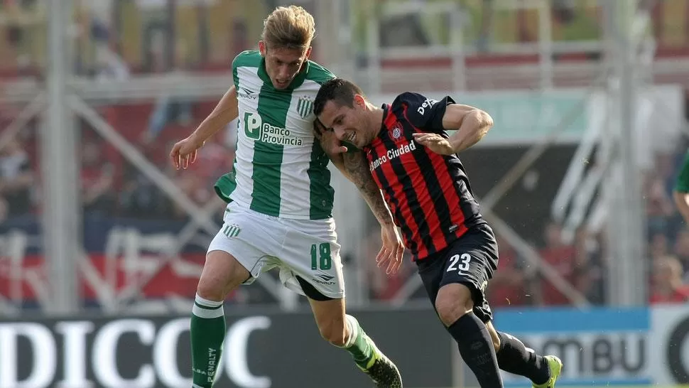 EN LA LUCHA. Banfield y San Lorenzo no pudieron sacarse ventaja. (DyN)