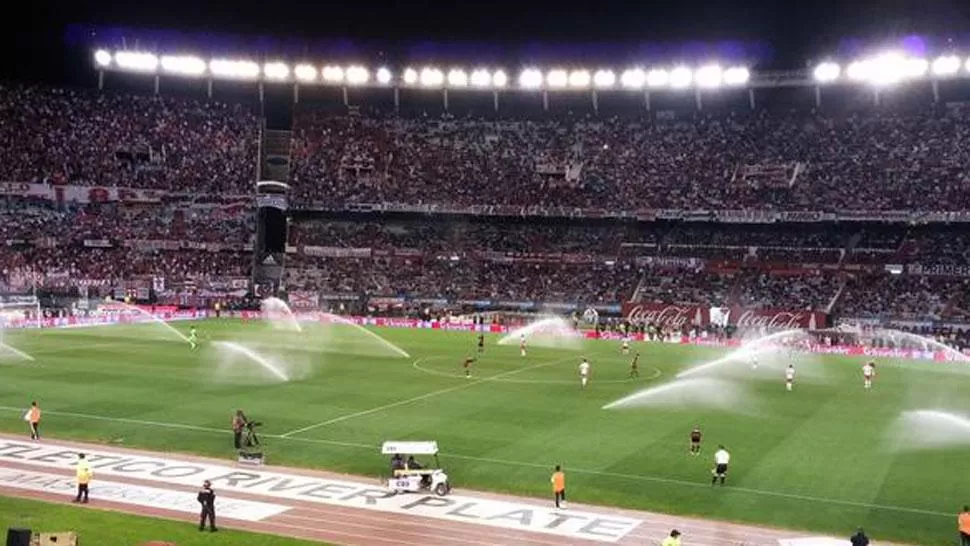 Grifos inoportunos en el Monumental