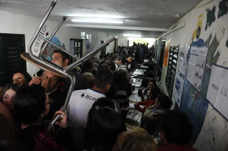 ASÍ SE VOTÓ. Cada mesa reunió una veintena de fiscales. Las escuelas no dieron abasto.


