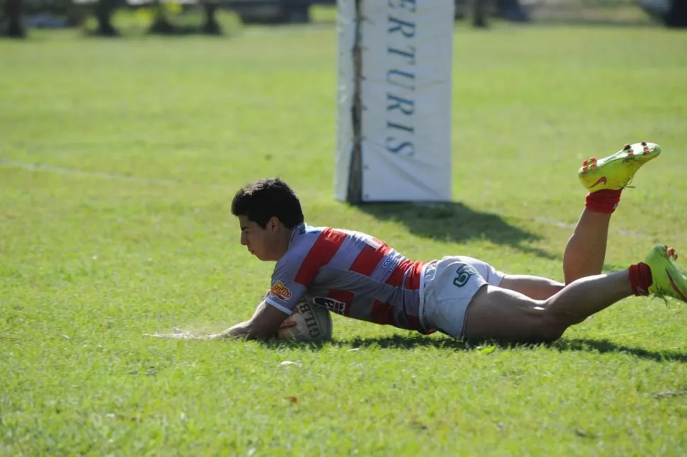 TRY. Ramiro Giménez apoya la primera conquista de Lince en Silvano Bores. LA GACETA / FOTO DE HÉCTOR PERALTA