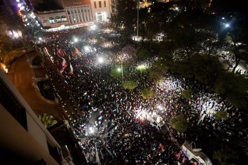 HUBO MÁS GENTE QUE EL LUNES. Después de la represión, la movilización creció en potencia y en número. 