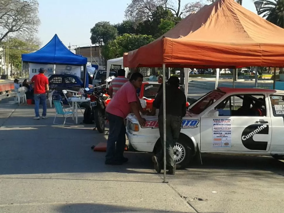 LA PREVIA. En la zona de la asistencia, en la plaza Mitre, se vio mucha actividad de los equipos en la tarde de ayer. foto de motorplustucuman.com.ar 